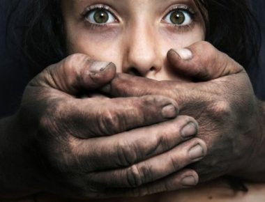 62χρονος ασέλγησε μικρό κοριτσάκι που ήθελε να δει ωραία σύκα!